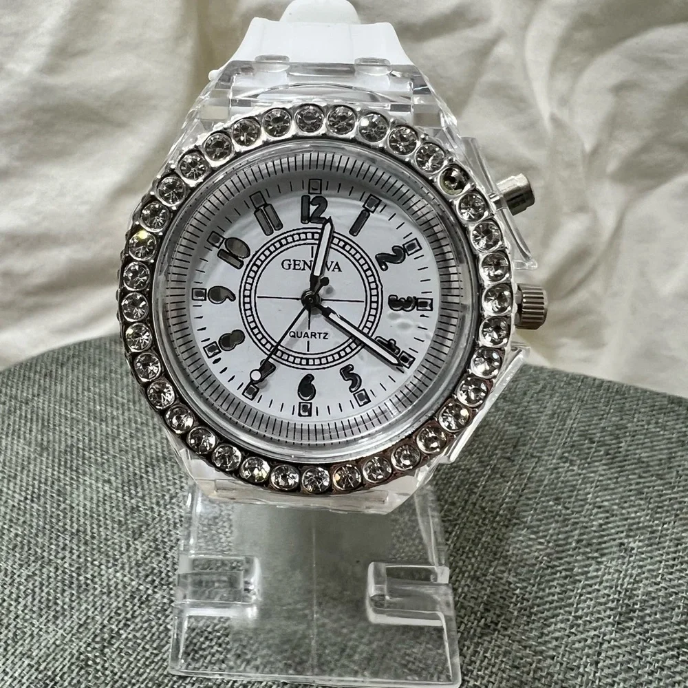 NWOT…GENEVA QUARTZ WATCH, WHITE BAND LED WATCH COLOR CHANGING. AMAZING ☑️